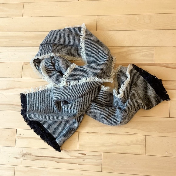 Soft and cozy fringed shawl in cream and black - Picture 1 of 3